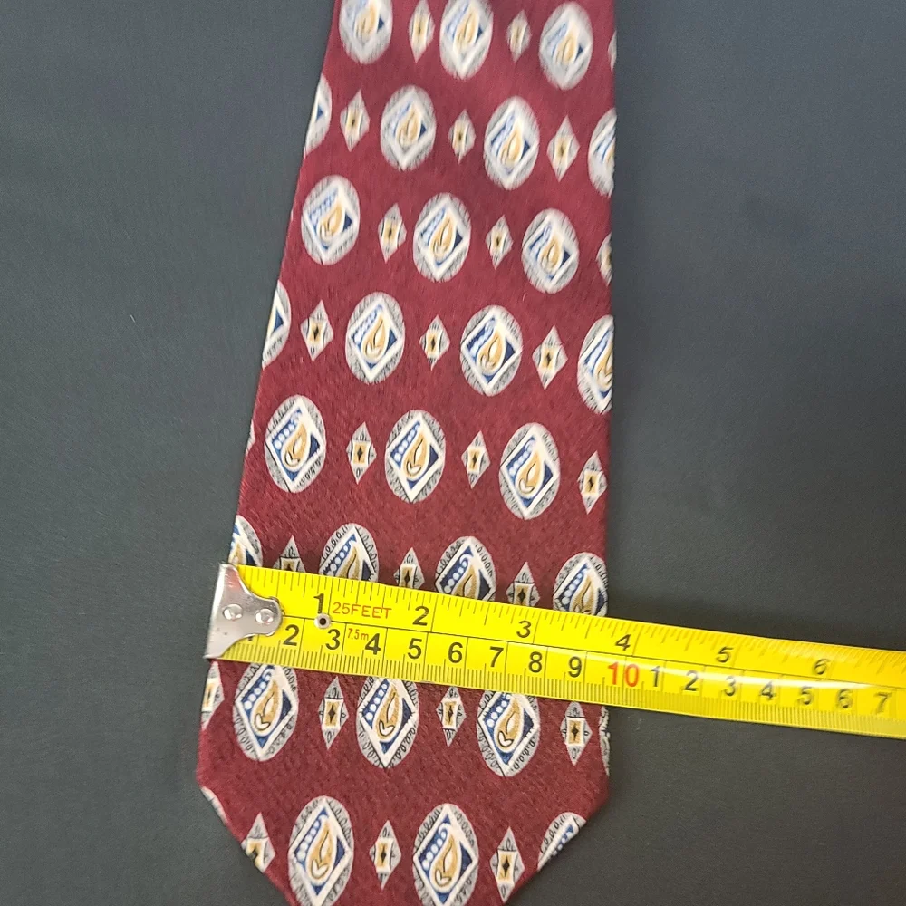 Geoffrey Beene Classic New York  Tie.